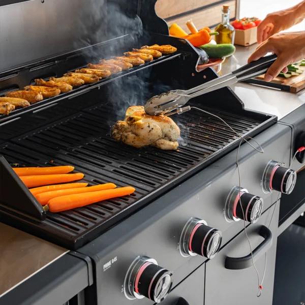 BARBEQUES AND OUTDOOR KITCHENS